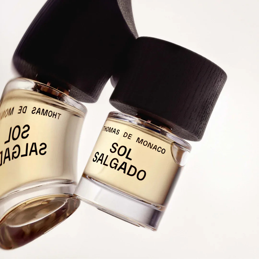 Thomas De Monaco Sol Salgado Flakon neben verzerrtem Spiegelbild- luxuriöses Eau de Parfum erhältlich bei scent amor