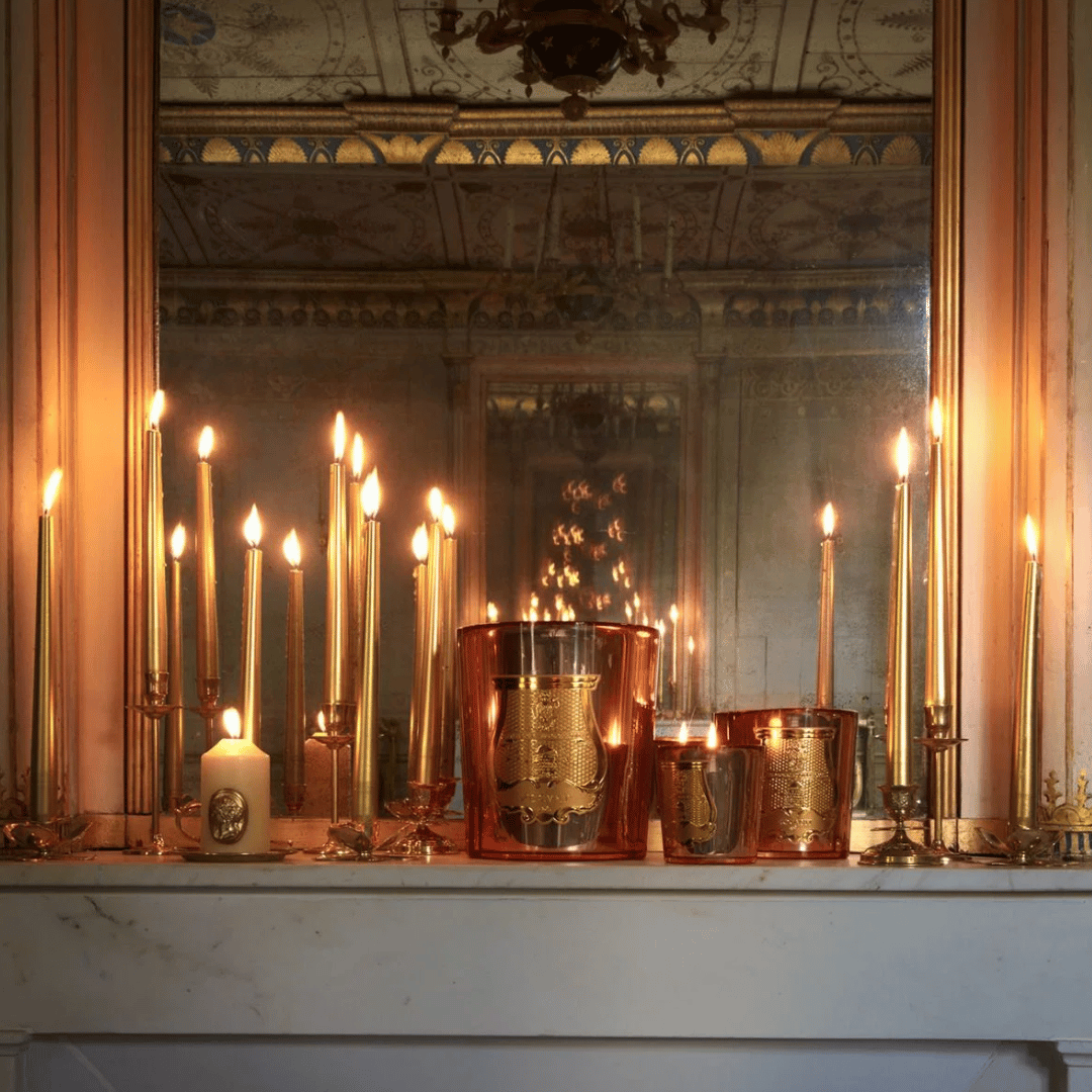 Trudon GALERIE DES FLAMMES La Nuit des Glaces Duftkerzen auf Kamin bei scent amor