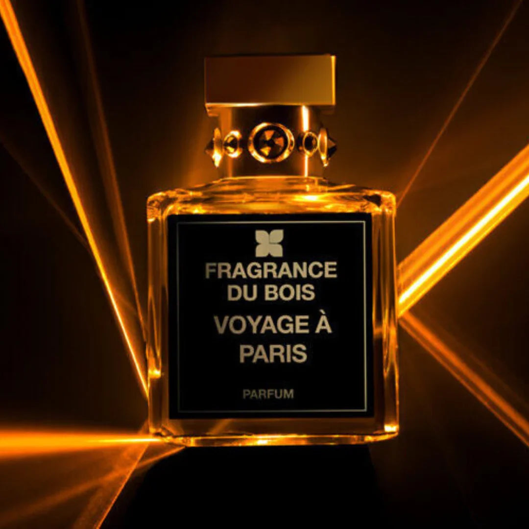 Parfümflasche mit goldenen Akzenten, quadratische Form, schwarzes Etikett mit Aufschrift "FRAGRANCE DU BOIS VOYAGE À PARIS" bei scent amor dem Spezialisten für Nischenparfum