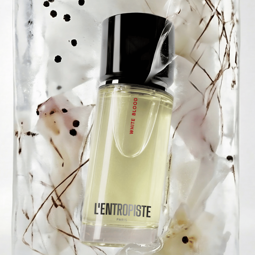 White Blood L'Entropiste in einer Frauenhand bei scent amor Spezialist für feine Nischenparfums
