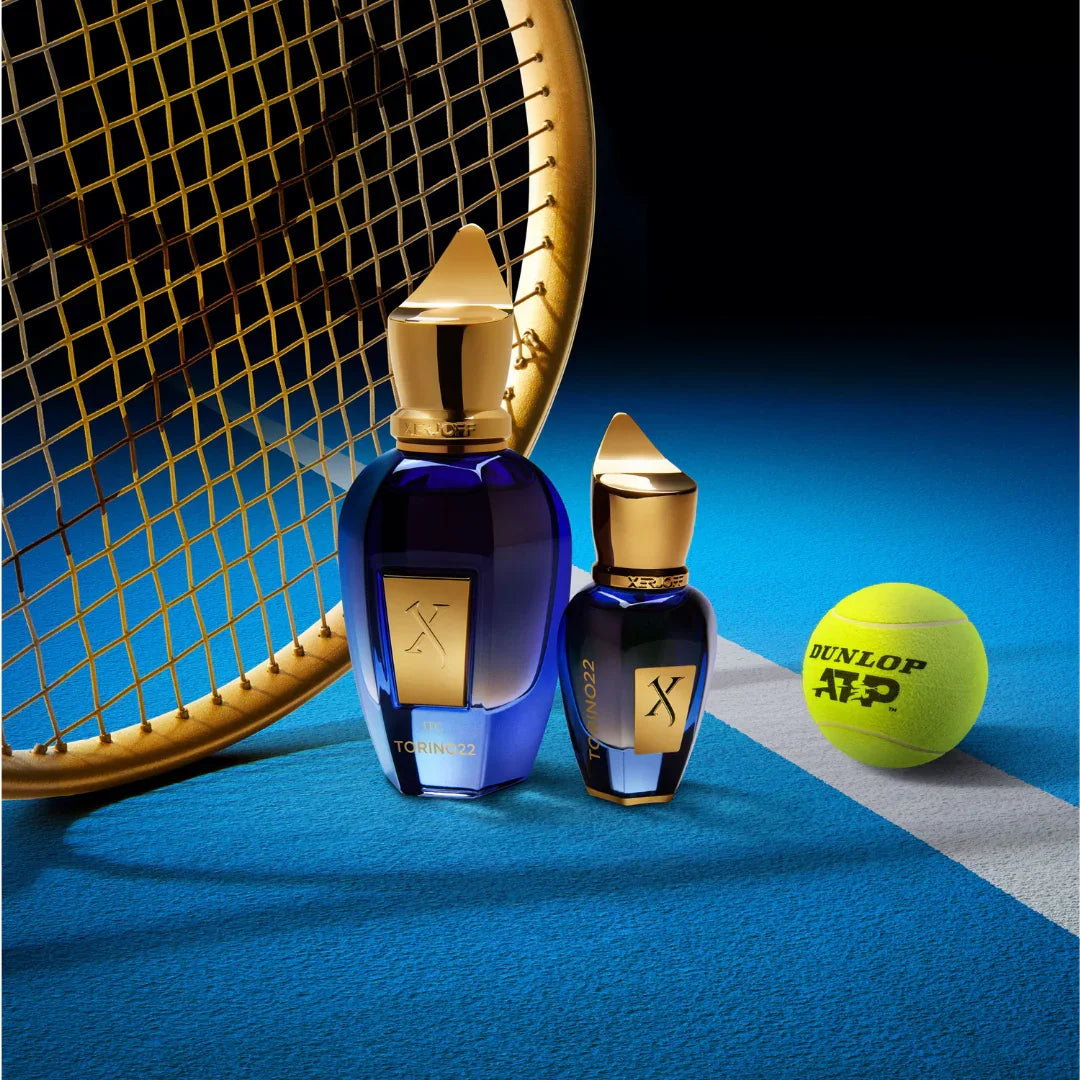 Xerjoff Torino 22 Eau de Parfum – zwei Flakons vor goldenem Tennisschläger und Tennisball – sportlich-luxuriöser Nischenduft mit maskulinem Ausdruck, exklusiv bei scent amor erleben