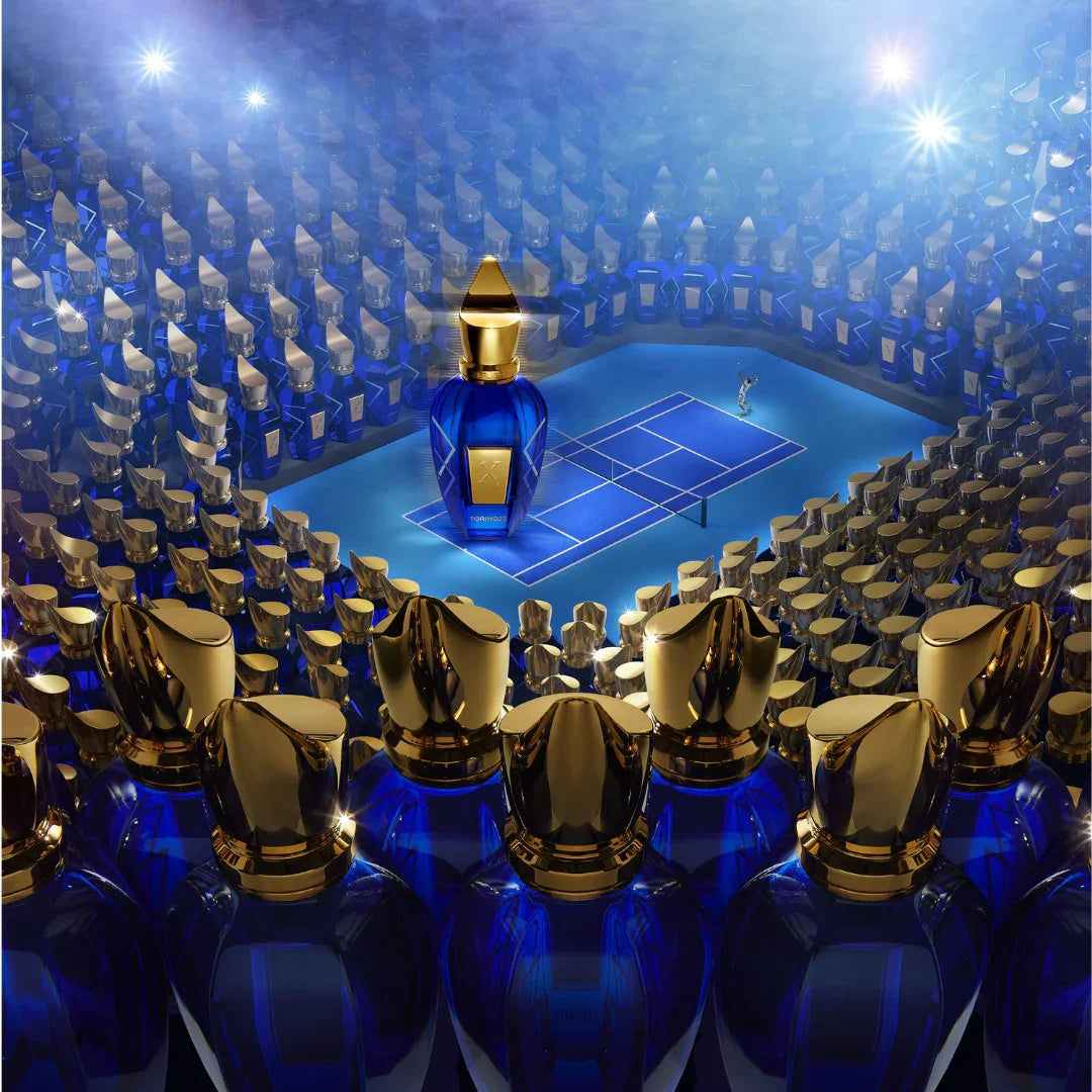 Xerjoff Torino 23 Eau de Parfum – kreatives Szenenbild mit Flakons als Tennispublikum und einem Flakon als Spieler auf dem Court – sportlich-inspirierter Nischenduft, jetzt bei scent amor bewundern