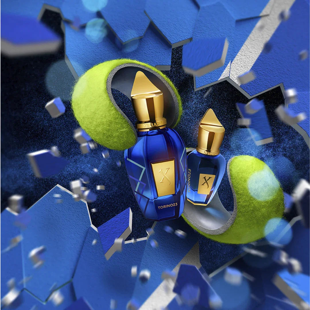 Xerjoff Torino 23 Eau de Parfum – zwei Flakons auf einem blauen Tennisplatz, umgeben von geöffnetem Tennisball – ein dynamischer Nischenduftmoment, exklusiv bei scent amor erleben