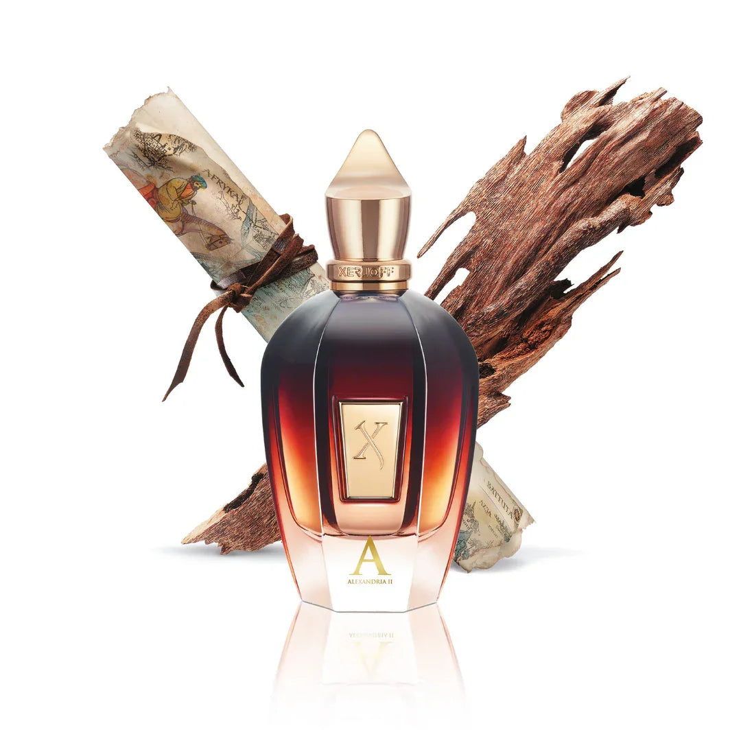 Xerjoff Alexandria II Eau de Parfum vor wertvollem Oud-Holz und antiker Karte – ein luxuriöser Nischenduft voller Geschichte und Tiefe, exklusiv bei scent amor erleben