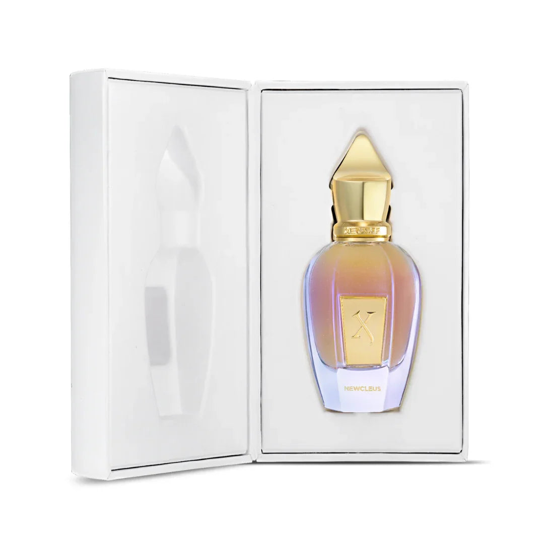 Xerjoff Newcleus Eau de Parfum präsentiert sich in geöffneter weißer Box - luxuriöser Nischenduft mit kunstvoller Inszenierung, exklusiv bei scent amor erleben