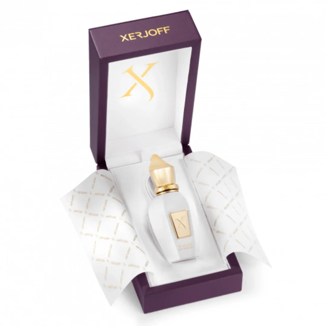 Xerjoff White on White Eau de Parfum in geöffneter lila Box - edler Nischenduft der Spotlight Kollection mit sinnlicher Duftkomposition, jetzt bei scent amor erleben
