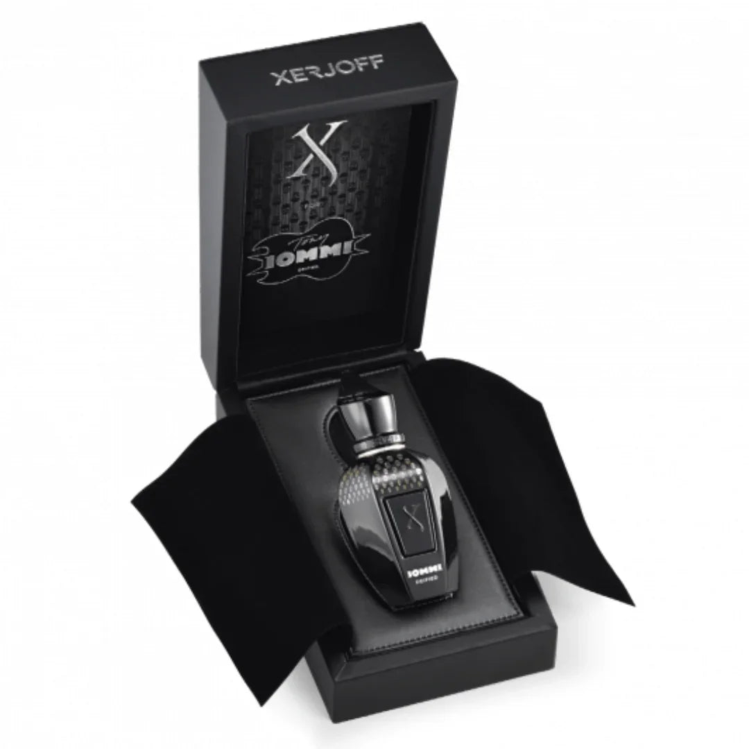 Xerjoff Tony Iommi Deified Eau de Parfum in geöffneter schwarzer Box – luxuriöser Nischenduft, jetzt bei scent amor erleben
