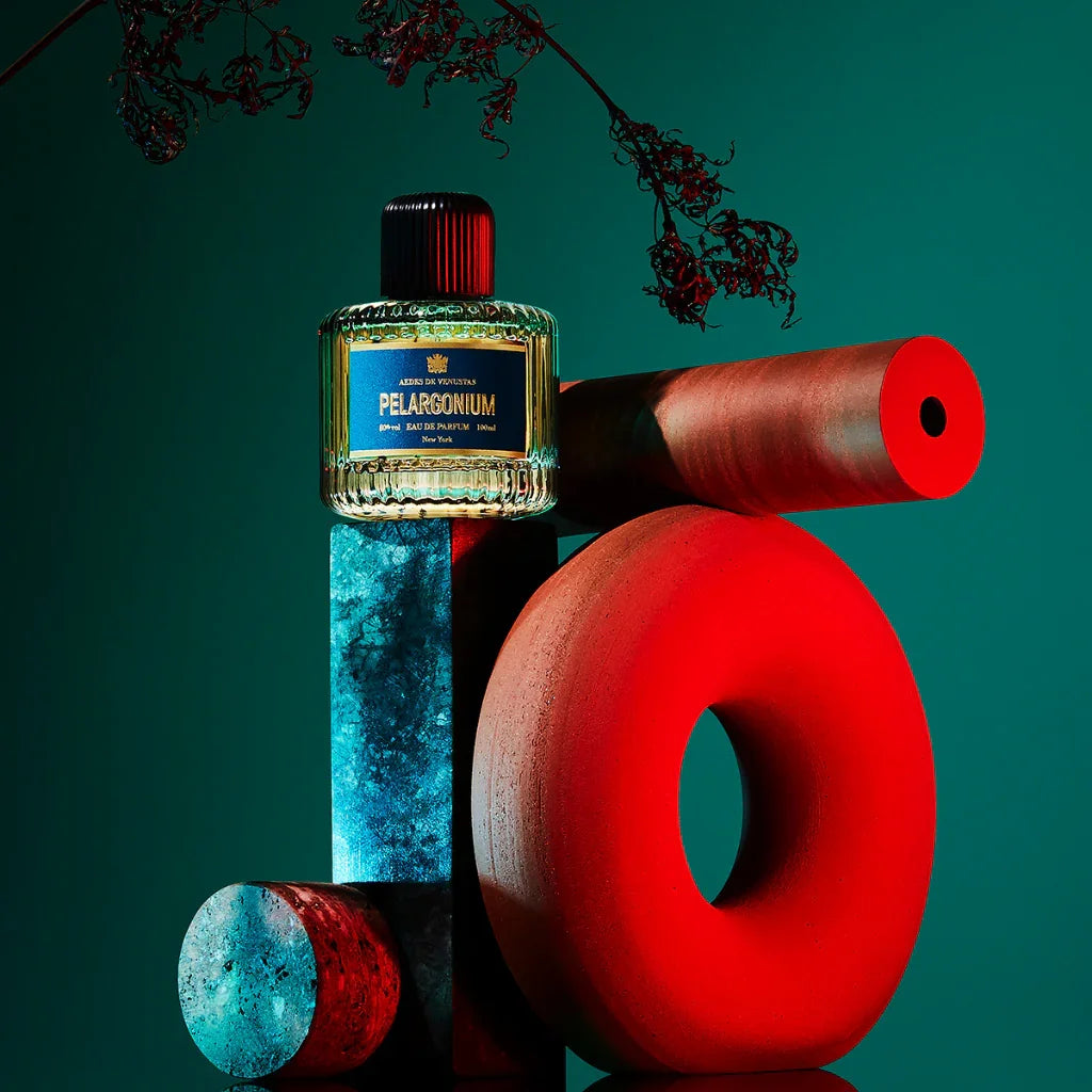 Aedes de Venustas Pelargonium Flakon arrangiert