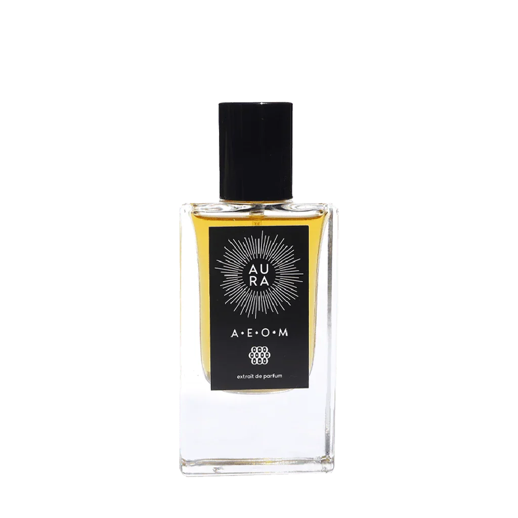 Parfümflasche "A.E.O.M" von Aura Perfume. Klare Glasflasche mit schwarzem Etikett und Sonnendesign, schwarzer Verschluss.