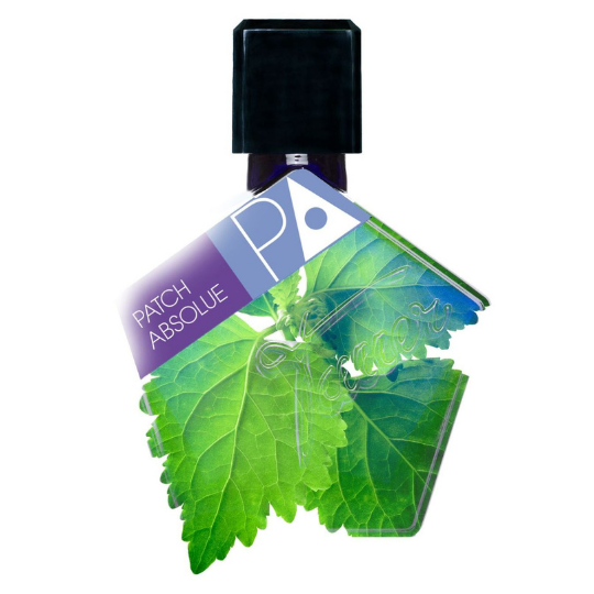 Andy Tauer Patch Absolue Parfum, ikonischer tiefblauer Tauer-Flakon kreativ mit grünen Patchouli-Blättern kombiniert und transparent inszeniert, erhältlich bei scent amor deinem Fachmann für feine Nischendüfte