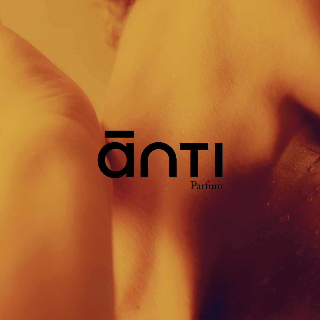 anti Parfum Logo auf Frauenhaut mit Tropfen für scent amor Deinem Fachmann für feine Nischenparfums