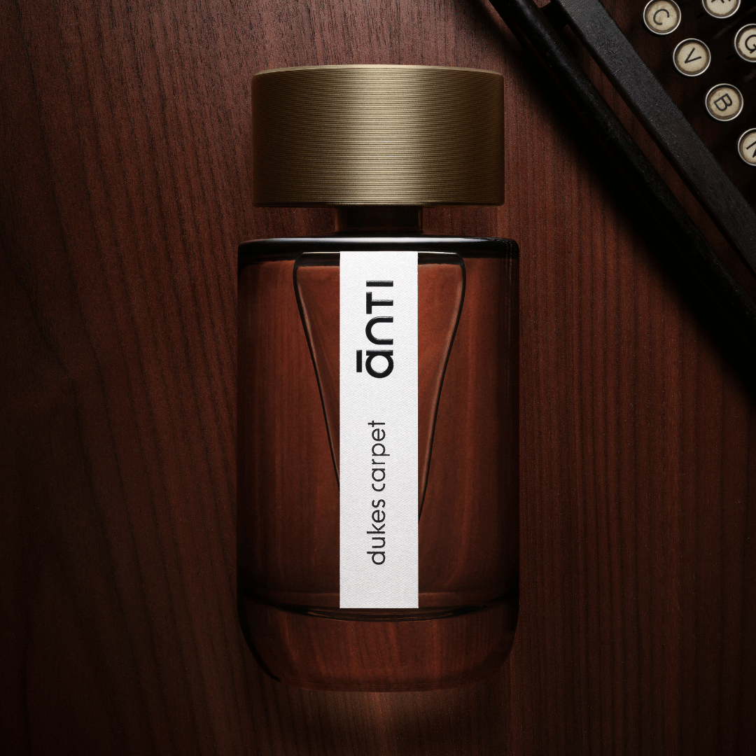 anti parfum DUKES CARPET Mood nischenduft Flakon auf Holzplatte bei scent amor Deinem Fachmann für Nischenparfums