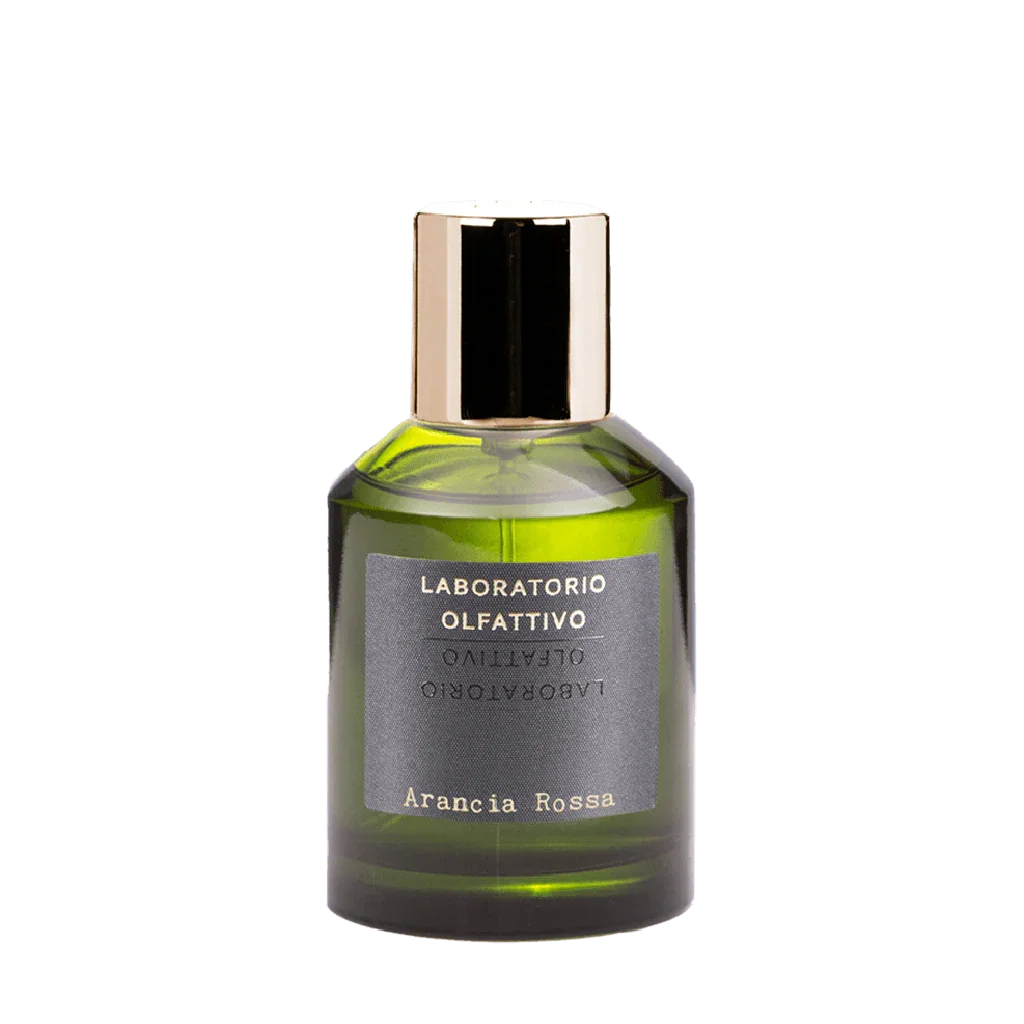 Grüne Glasflasche mit goldfarbenem Verschluss, Produktetikett "Laboratorio Olfattivo Arancia Rossa" darauf. Titel: Viaggio in Italia Arancia Rossa. Anbieter: Laboratorio Olfattivo.