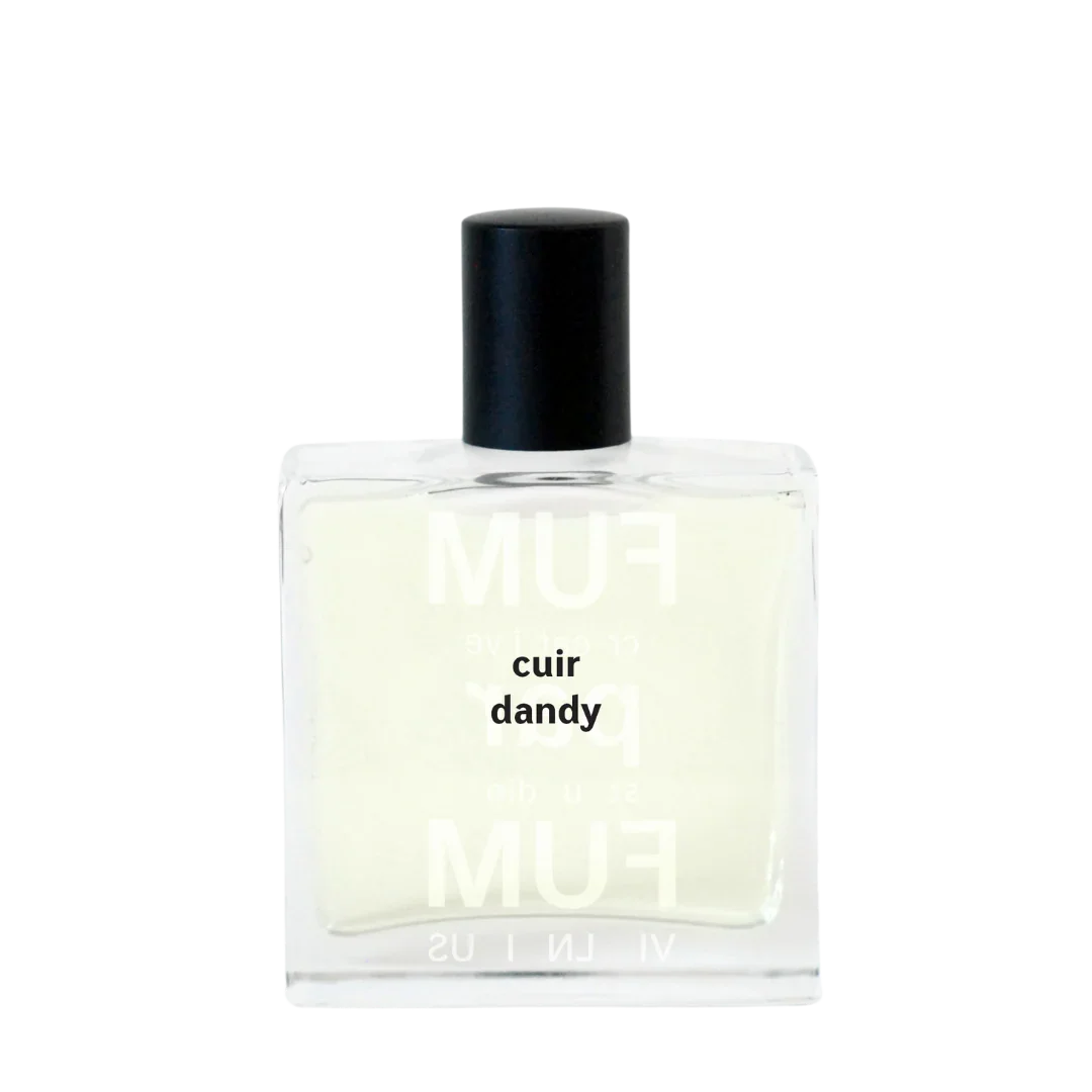 Parfümflasche mit kubischer Form, schwarzem Deckel; Aufschrift "cuir dandy" von FUMparFUM.