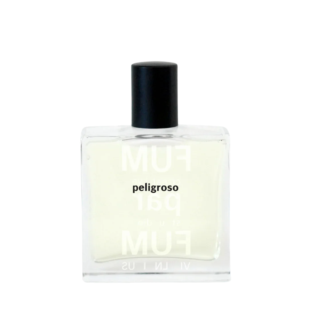 Klare Parfümflasche mit schwarzem Deckel, "peligroso" als Text auf der Vorderseite. Produkt: Peligroso, Anbieter: FUMparFUM.