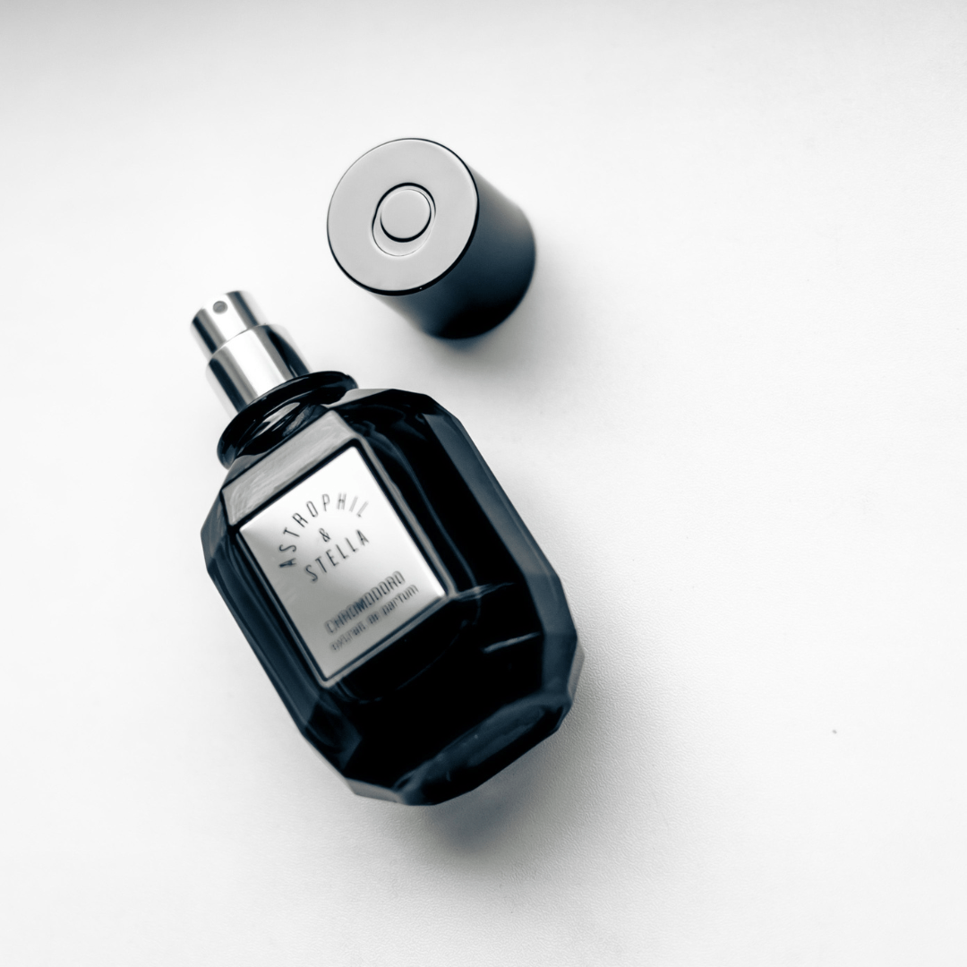 Astrophil & Stella Chromodoro Extrait de Parfum – geöffneter Flakon mit abgenommenem Deckel, detailreiche Inszenierung bei scent amor