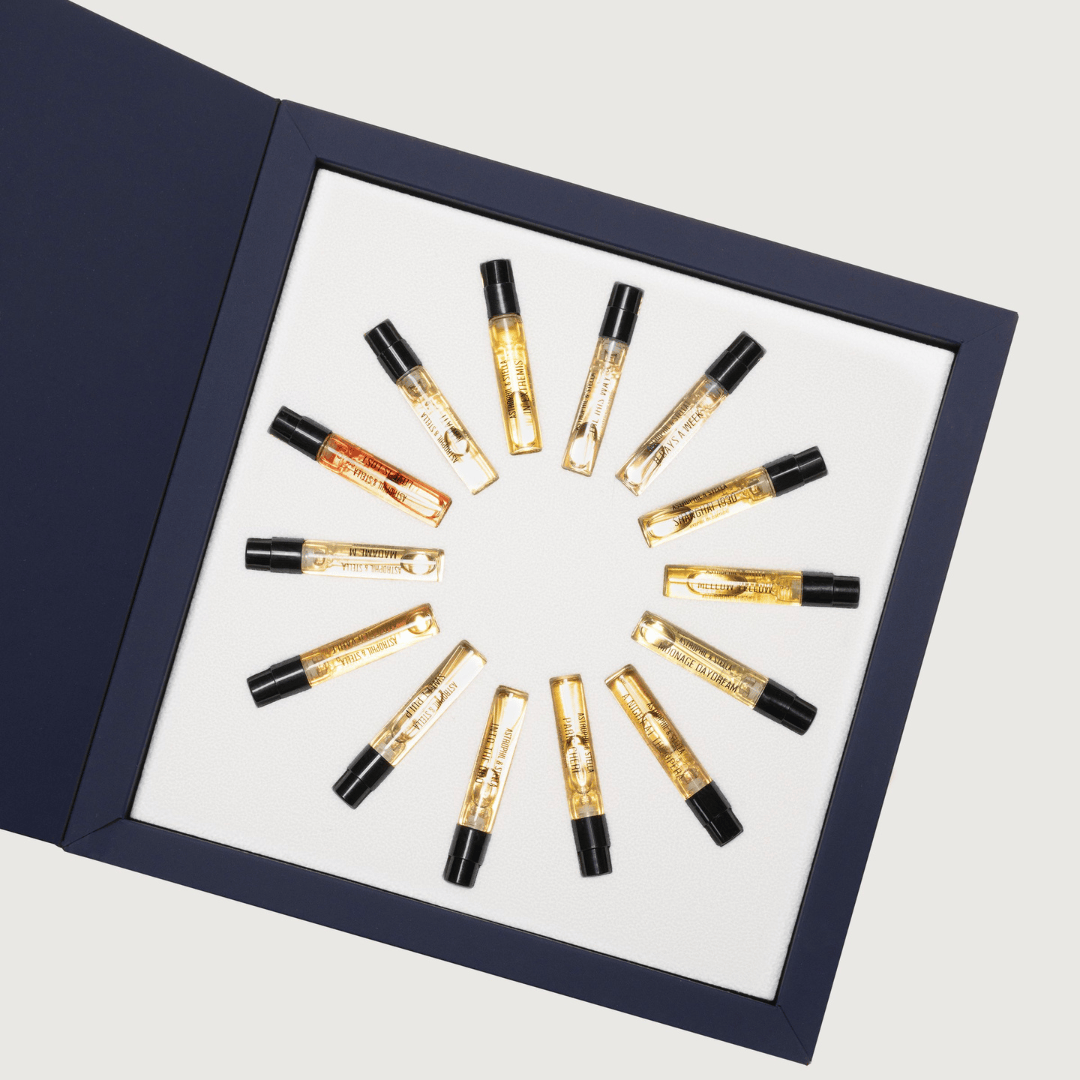 Astrophil & Stella Discovery Kit, geöffnete Box mit luxuriösen Duftminiaturen in stilvoller Anordnung, erhältlich bei scent amor