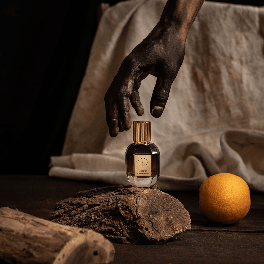 Astrophil & Stella In Extremis Extrait de Parfum – künstlerisch inszenierter Flakon mit Hand, Holz und Orange, Sinnbild für Dramatik und Natur bei scent amor