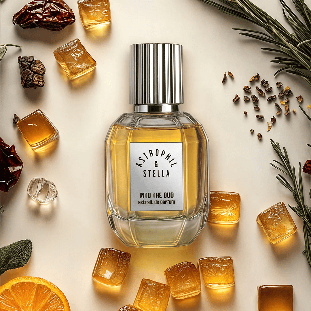 Astrophil & Stella Into The Oud Extrait de Parfum, stilvoller Flakon im warmen Licht, luxuriöser Nischenduft, erhältlich bei scent amor
