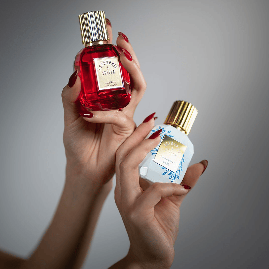 Astrophil & Stella Madame M Extrait de Parfum roter Flakon gemeinsam mit Shanghai 1930 Extrait de Parfum stilvolle Duftpräsentation erhältlich bei scent amor