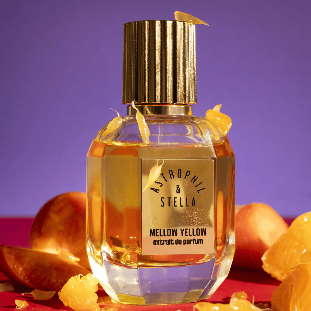 Astrophil & Stella Mellow Yellow Extrait de Parfum, goldener Flakon umgeben von gelben Blüten und Früchten, erhältlich bei scent amor