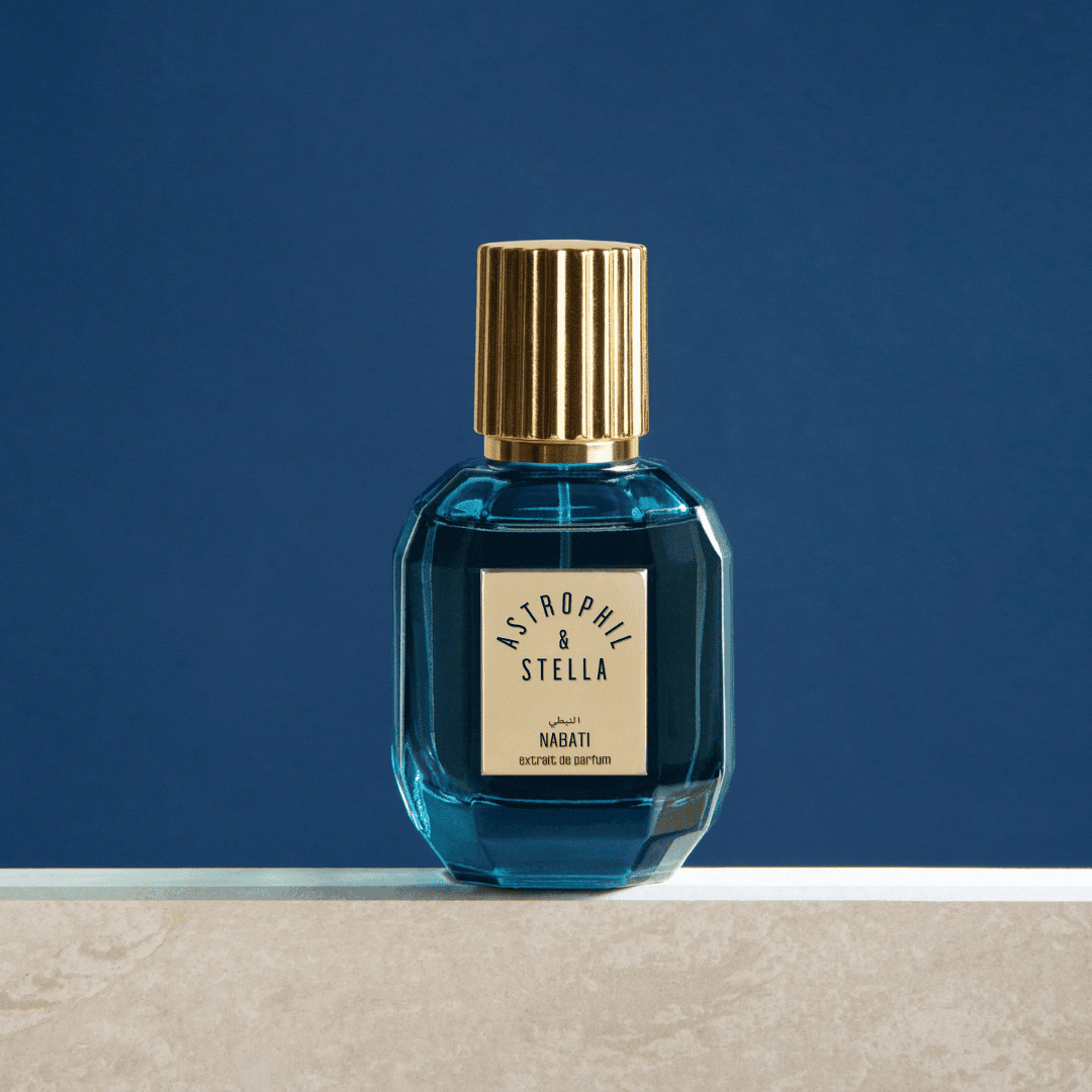Astrophil & Stella Nabati Extrait de Parfum eleganter blauer Flakon mit goldener Kappe vor blauem Hintergrund erhältlich bei scent amor