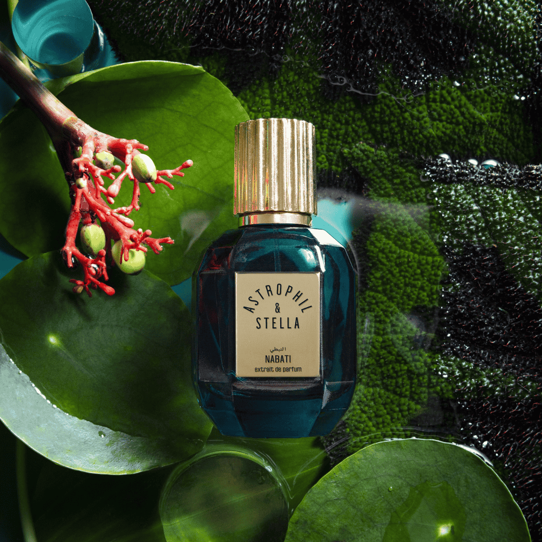 Astrophil & Stella Nabati Extrait de Parfum edler blauer Flakon in natürlicher Inszenierung mit grünen Blättern und roten Akzenten erhältlich bei scent amor