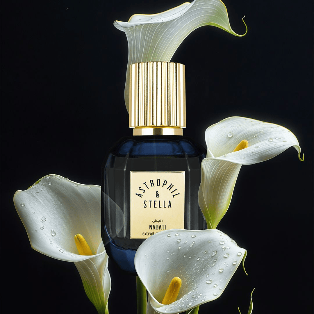 Astrophil & Stella Nabati Extrait de Parfum luxuriöser Flakon umgeben von weißen Calla-Lilien stilvolle Duftpräsentation erhältlich bei scent amor