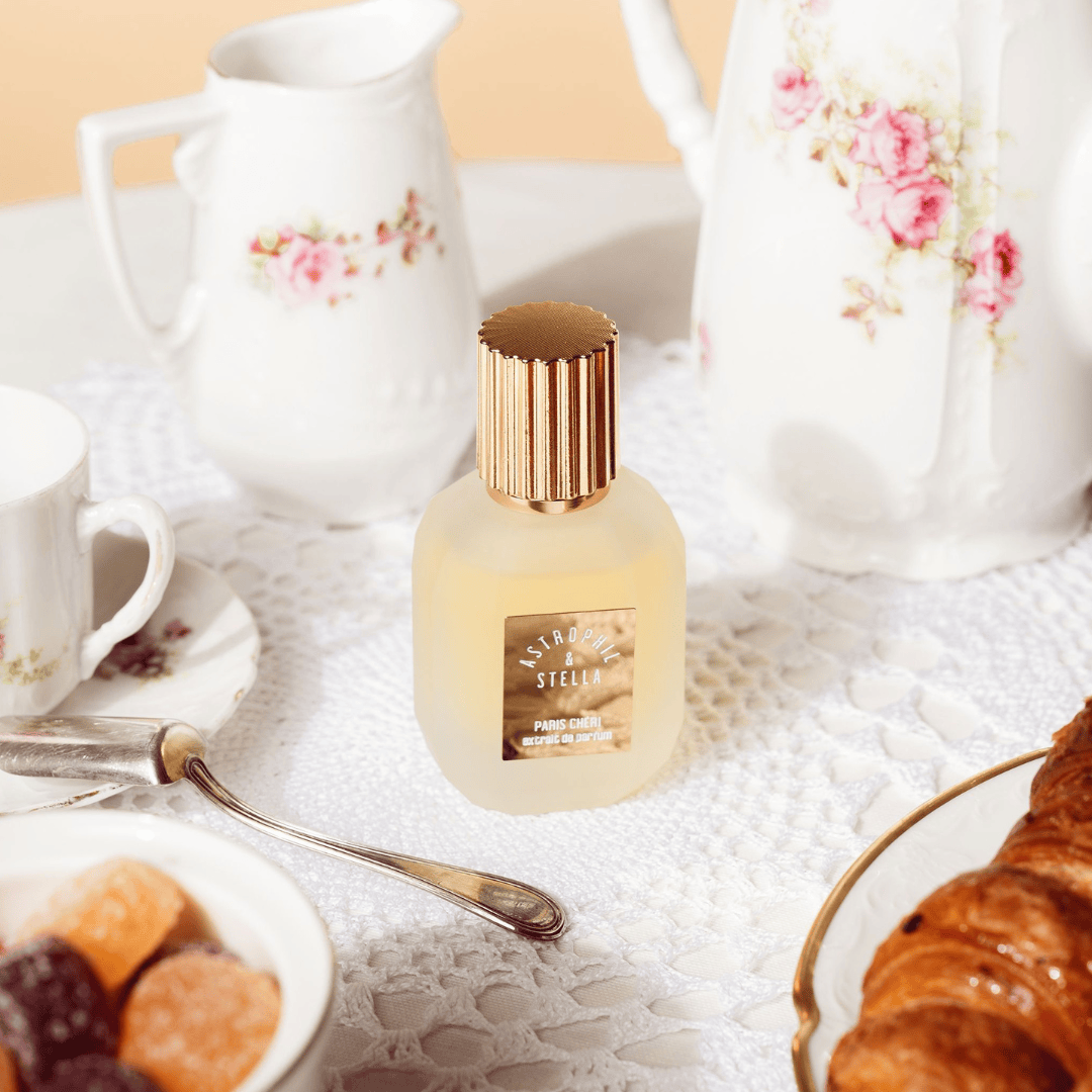 Astrophil & Stella Paris Chéri Extrait de Parfum, charmante Duftinszenierung mit französischem Flair und feinem Teeservice, erhältlich bei scent amor