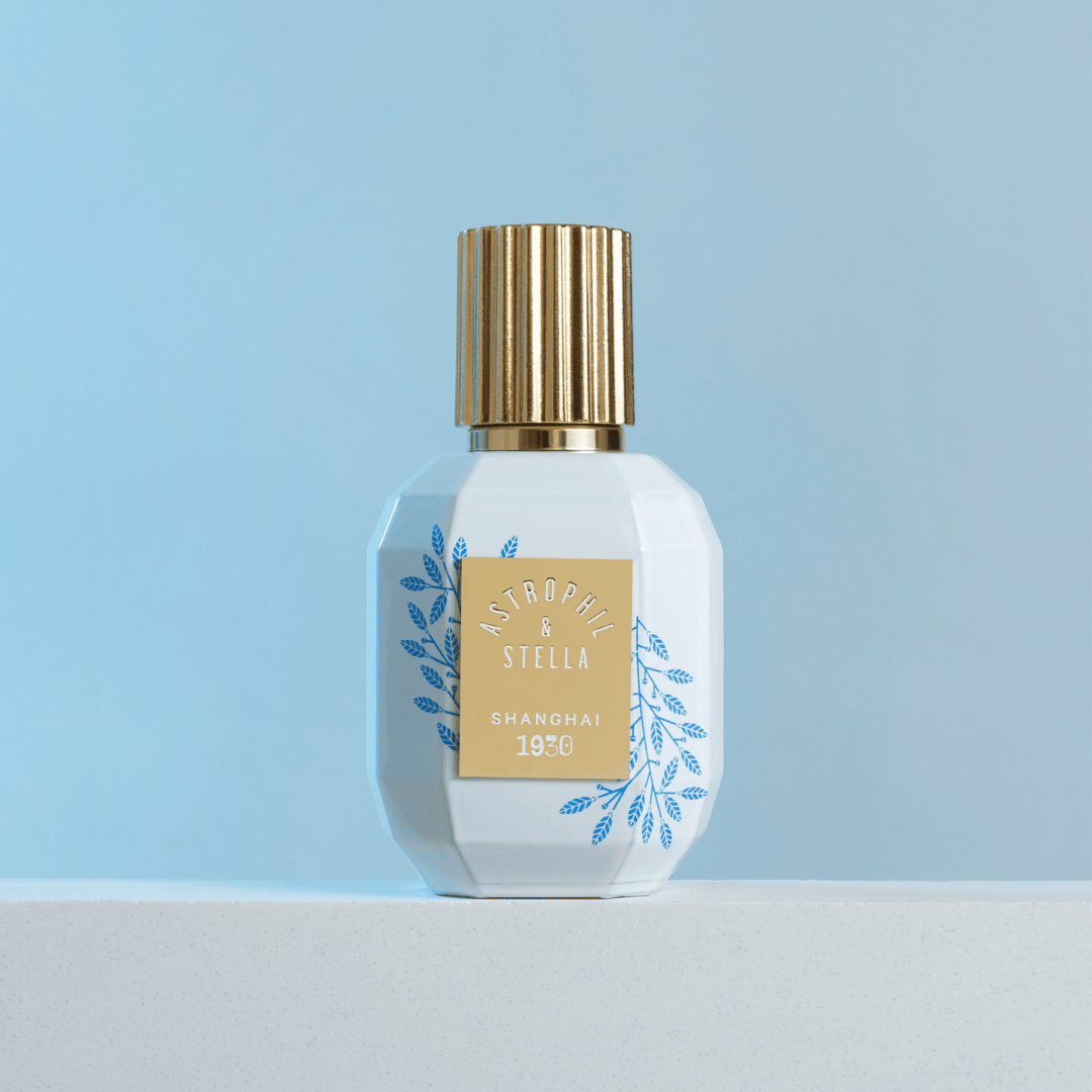 Astrophil & Stella Shanghai 1930 Extrait de Parfum – Flakon vor sanft blauem Hintergrund, Sinnbild für Leichtigkeit und Eleganz bei scent amor