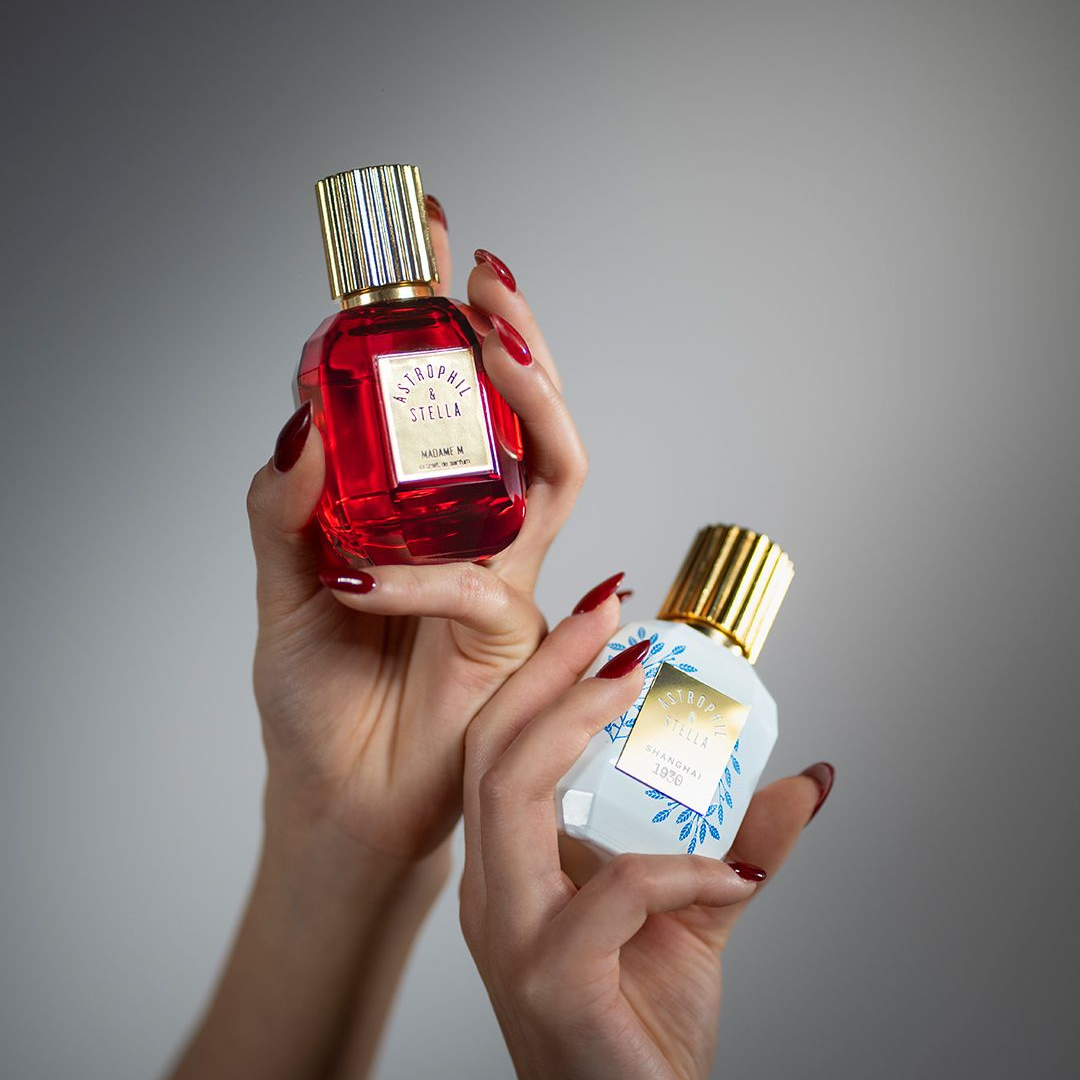 Astrophil & Stella Shanghai 1930 Extrait de Parfum – Flakon in der Hand gehalten, im Kontrast zu einem weiteren Duft der Marke, künstlerisch inszeniert bei scent amor