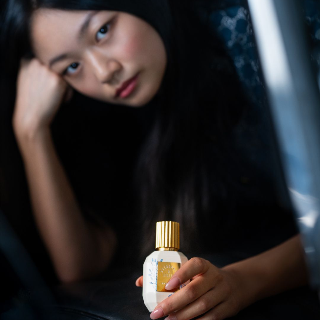 Astrophil & Stella Shanghai 1930 Extrait de Parfum – Flakon in der Hand einer Frau gehalten, intime und elegante Inszenierung bei scent amor