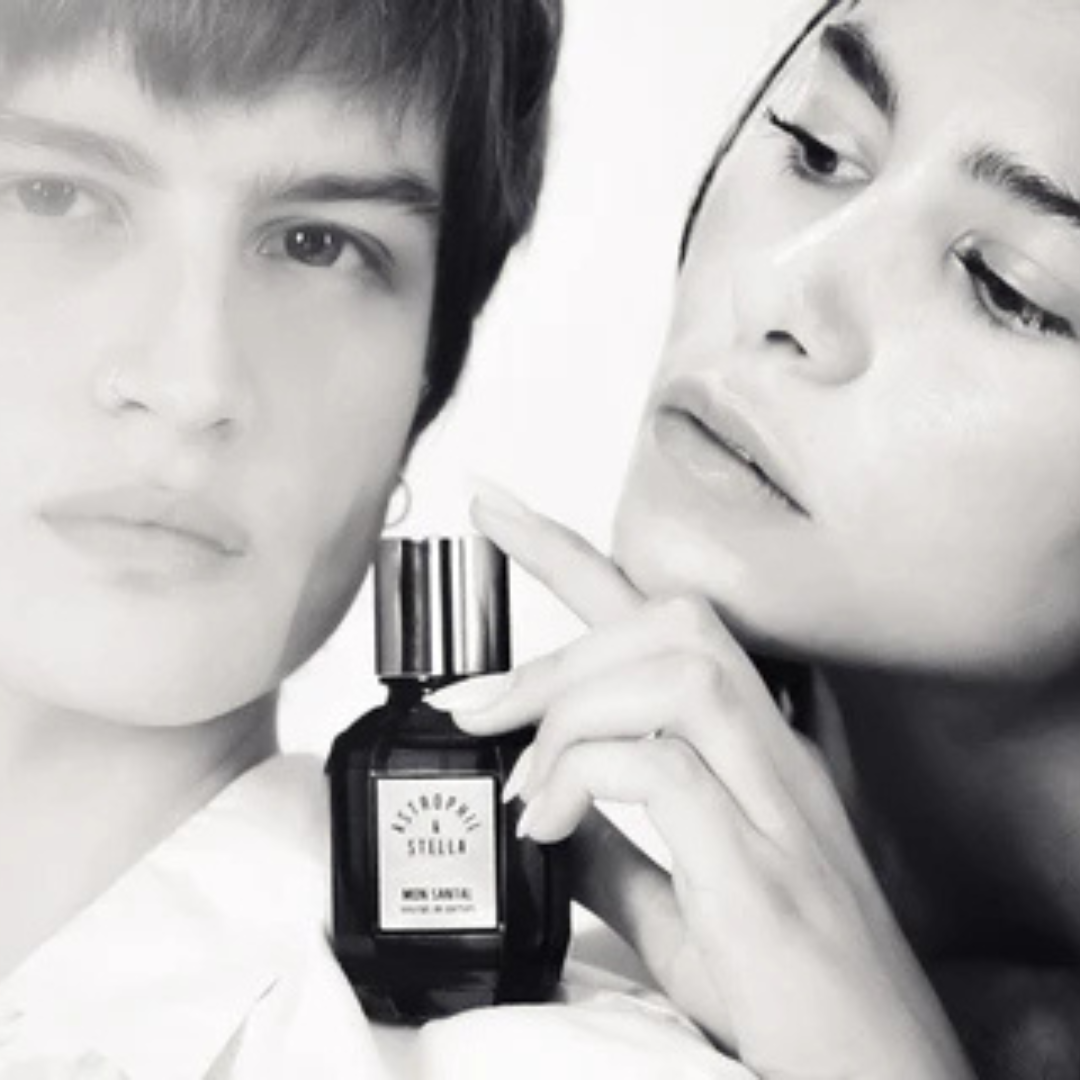 Astrophil & Stella Mon Santal Extrait de Parfum – Flakon von Mann und Frau gehalten, Symbol für geteilte Eleganz und Intimität bei scent amor