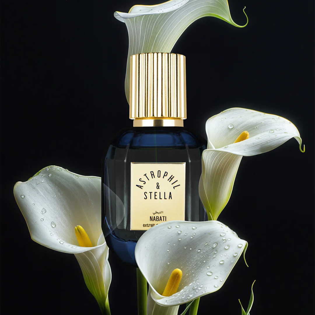 Astrophil & Stella Nabati Oud Extrait de Parfum, kunstvoll inszenierter Flakon umgeben von weißen Calla-Lilien, sinnlich-florale Oud-Komposition, erhältlich bei scent amor.