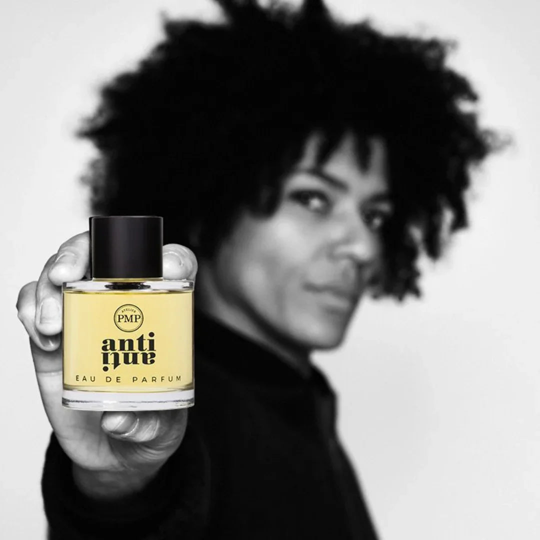 eau de parfum anti anti von atelier pmp in die kamera gehalten