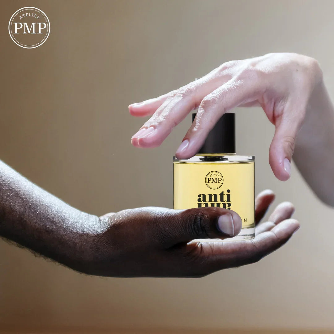 flakon anti anti von atelier pmp eau de parfum gehalten von zwei händen