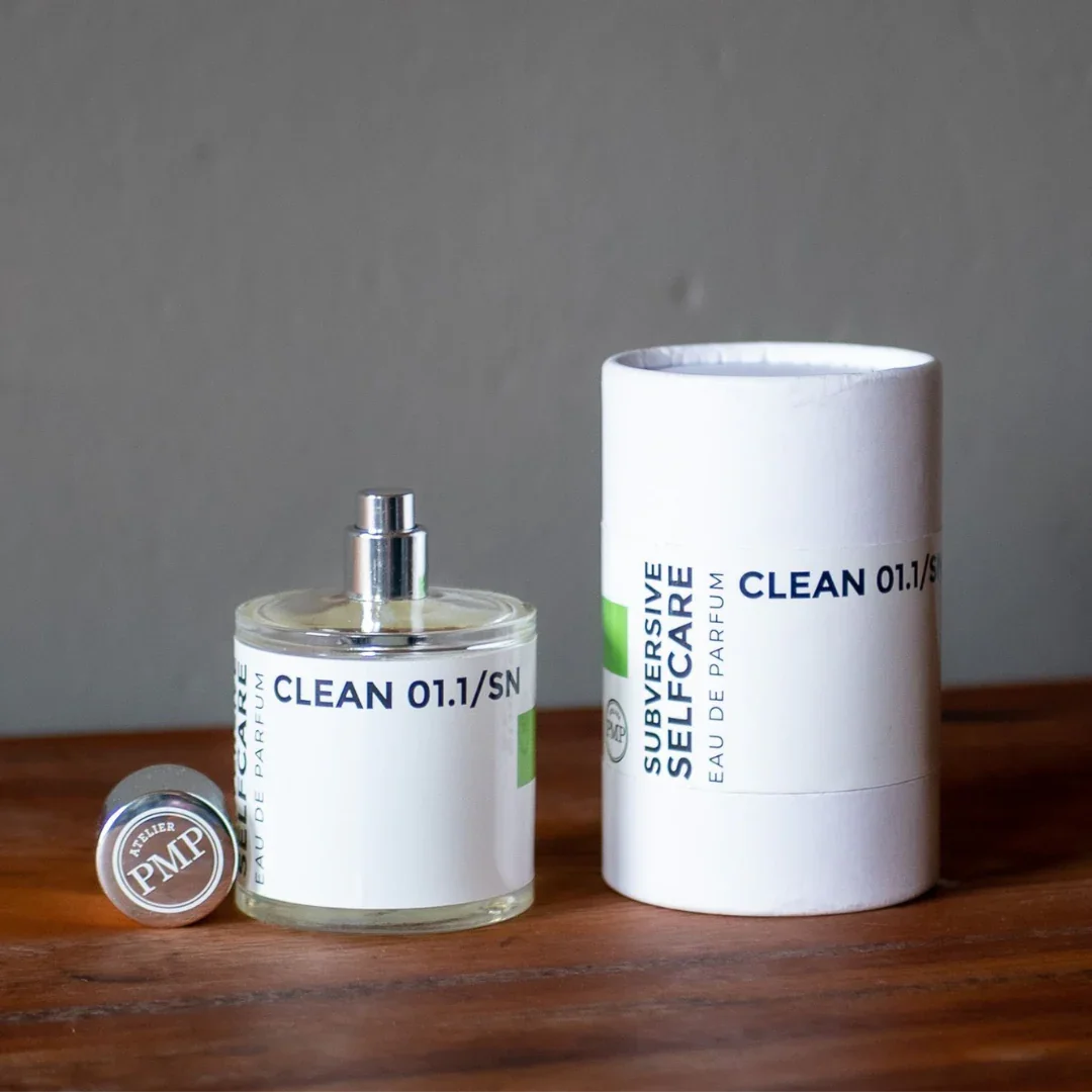 geöffneter flakon von dem eau de parfum clean 01.1/sn von atelier pmp neben der box