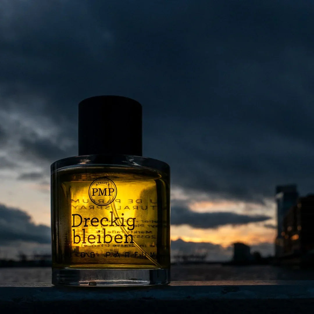 flakon von dem eau de parfum dreckig bleiben von atelier pmp vor hamburger hafen bei nacht