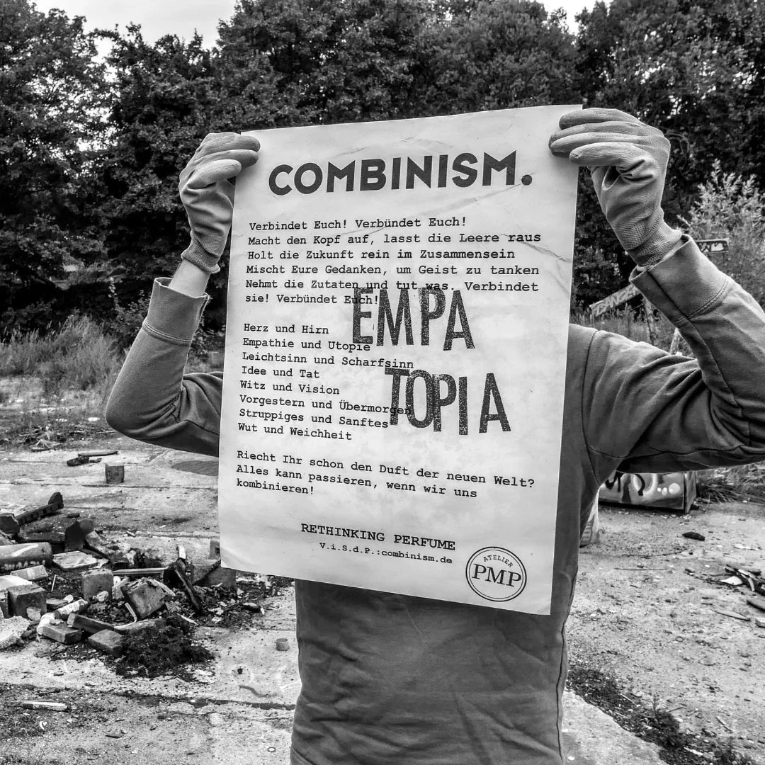 schwarz weiss foto von einem mann der ein plakat mit motivierenden zeilen hält