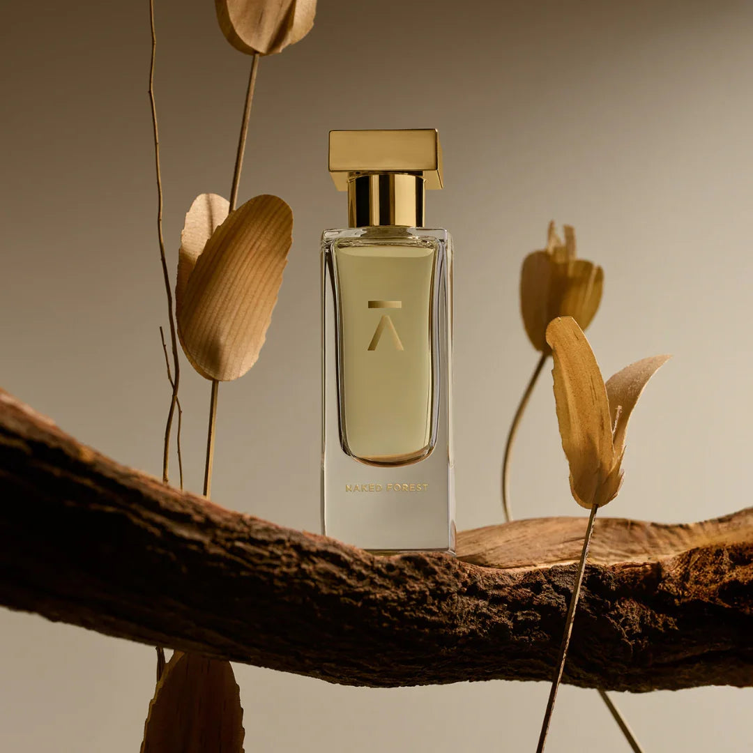 Azman Perfumes Naked Forest Extrait de Parfum Flakon auf getrocknetem Ast mit Furnierblüten scentamor