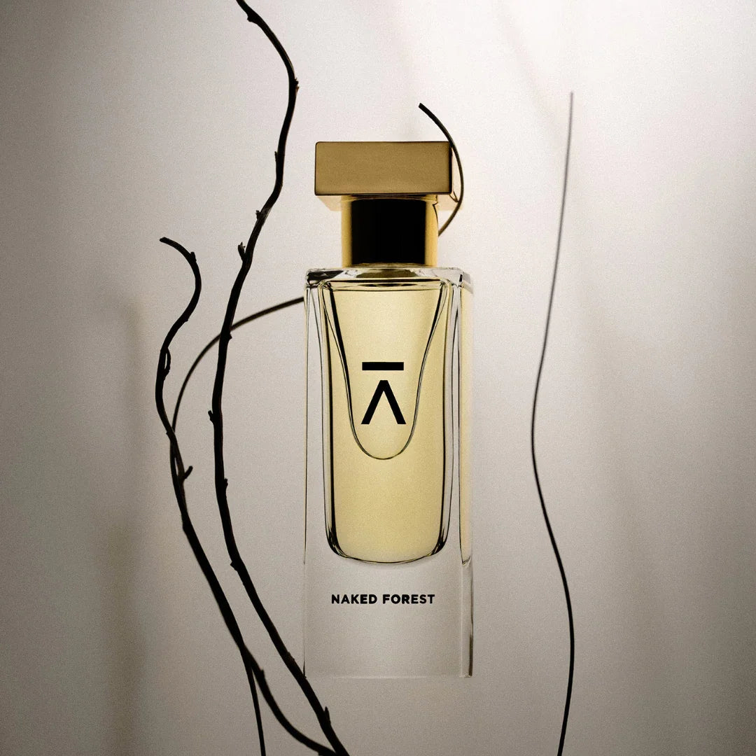 Azman Perfumes Naked Forest Extrait de Parfum Flakon mit Zweigen gruppiert scent amor