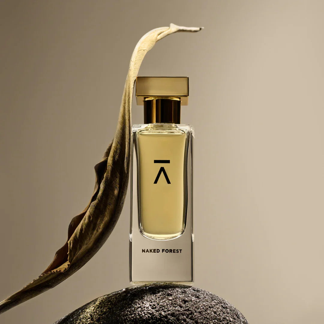 Azman Perfumes Naked Forest Extrait de Parfum Flakon auf Stein mit getrocknetem Blatt scent amor