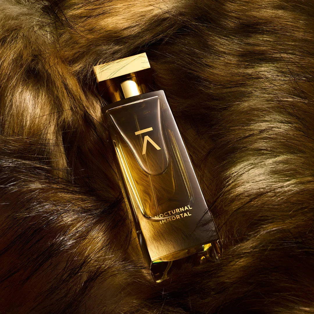 Azman Perfumes Nocturnal Immortal Extrait de Parfum auf Pelz scent amor