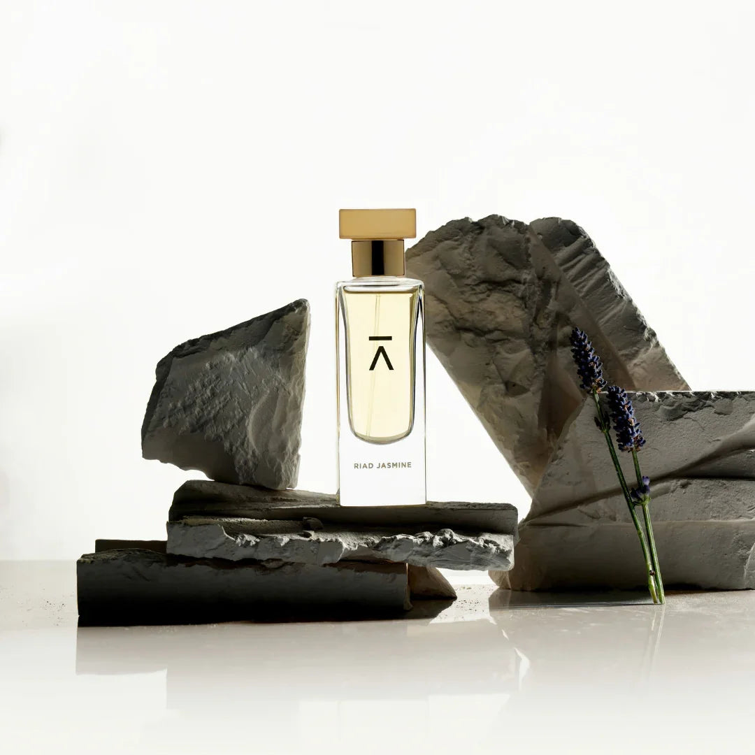 Azman Perfumes Riad Jasmine Flakon auf Schiefer mit Lavendelzweig scent amor