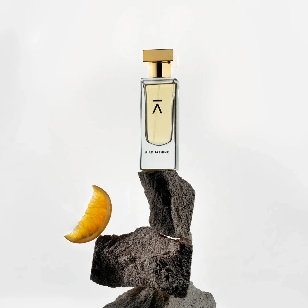 Azman Perfumes Riad Jasmine Flakon auf Basaltstein mit Orangenscheibe scent amor