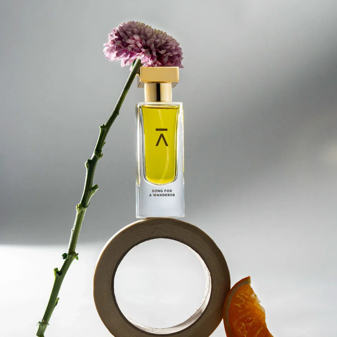 Azman Perfumes Song for a Wanderer Extrait de Parfum mit Blüte und Orangenscheibe scentamor