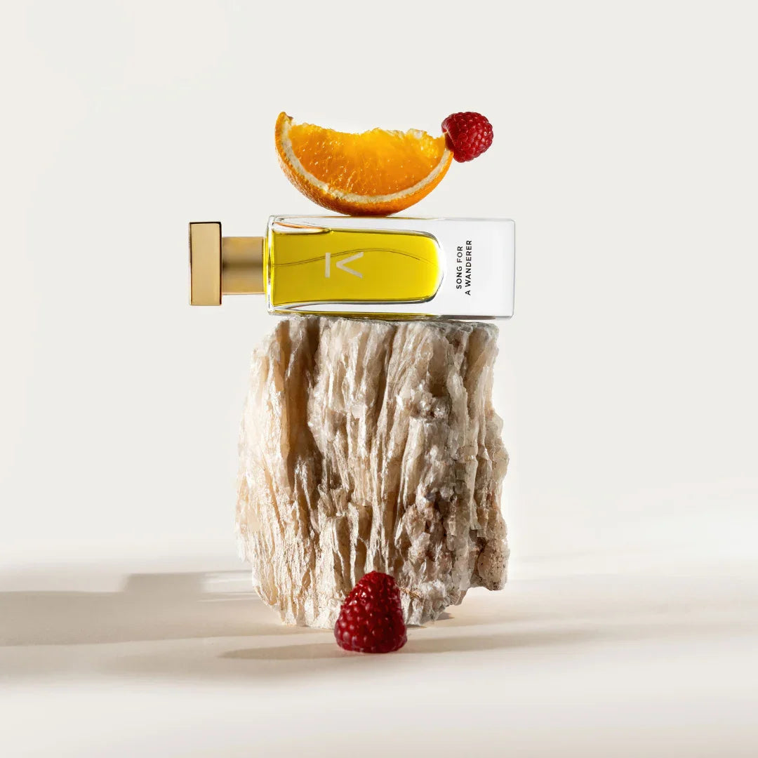 Azman Perfumes Song for a Wanderer Extrait de Parfum mit Orangenscheibe und Himbeeren