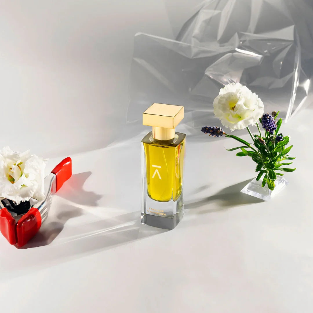 Azman Perfumes Song for a Wanderer Extrait de Parfum mit Blüten und Lavendelzweig scent amor