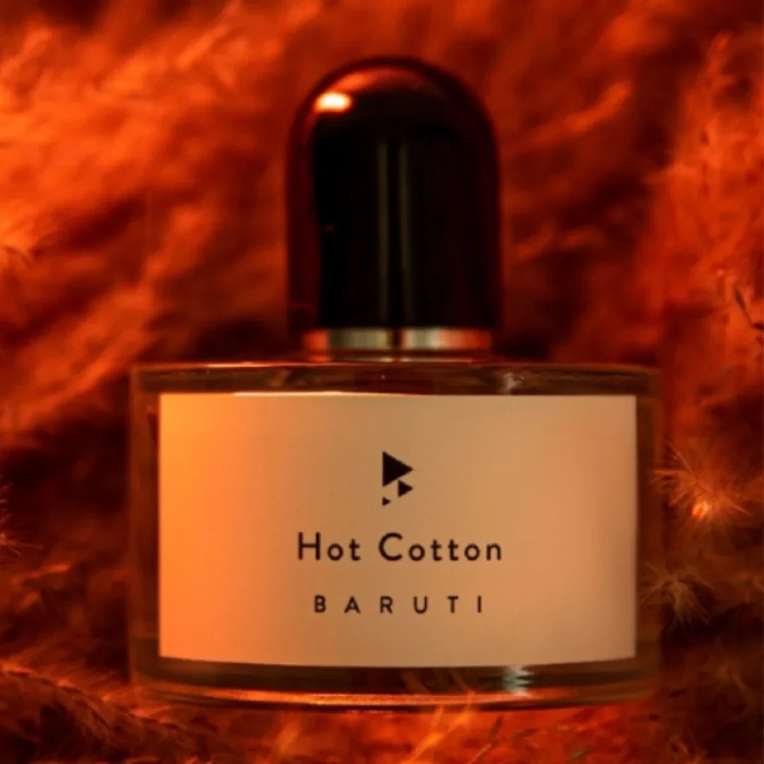 Baruti Hot Cotton Flacon roter Hintergrund