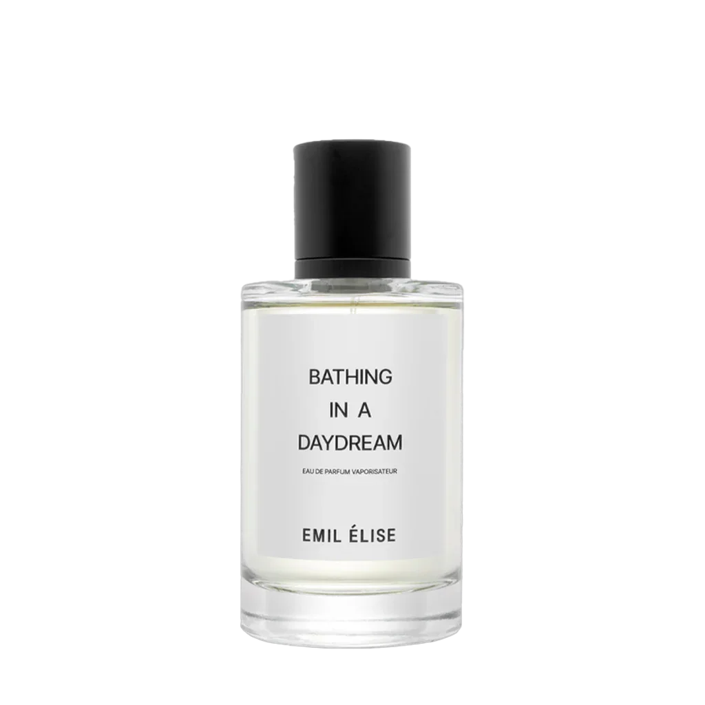 Klare Glasflasche mit schwarzem Verschluss, weißem Etikett und schwarzer Aufschrift "Bathing in a Daydream" von Emil Élise.